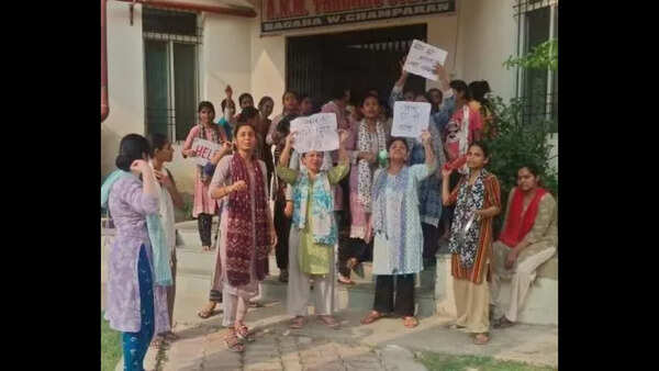 Bagaha ANM trainees protest over poor food, drinking water