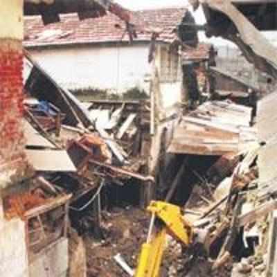 Part of Byculla building collapses, killing 20-yr-old