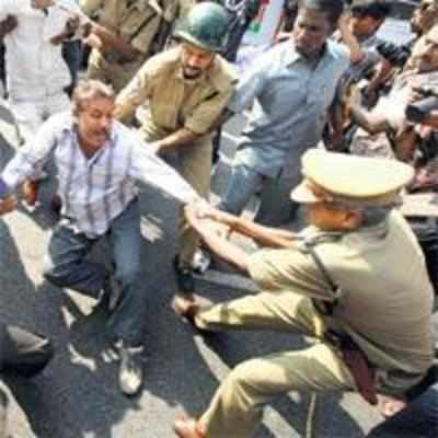 Violence hits Hyd as TRS enforces bandh