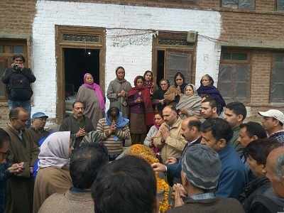 Kashmir: Pandits, Muslims come together for last rites