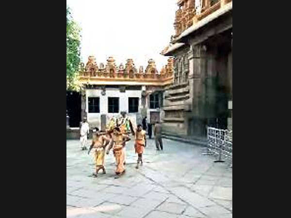 Dearth of archaks now hits temples in Karnataka