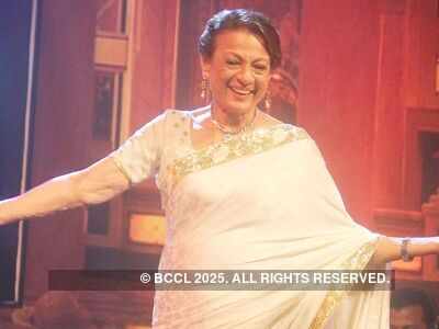 Veteran actress Tanuja hospitalised due to abdominal pain