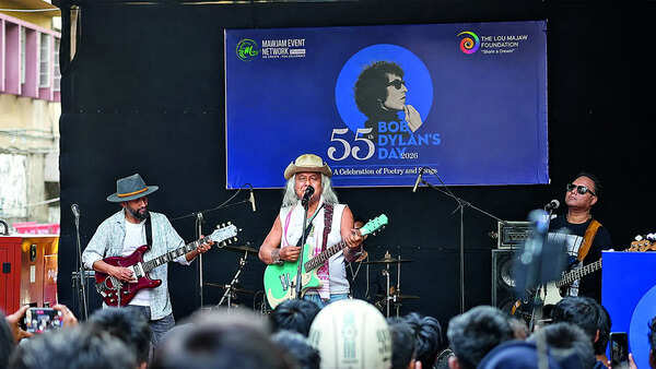 Fans went, knowing “Knockin’ on Heaven’s Door,” one Dylan song at a time.
