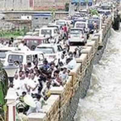 Ministers breach security rules at Tunga Bhadra dam