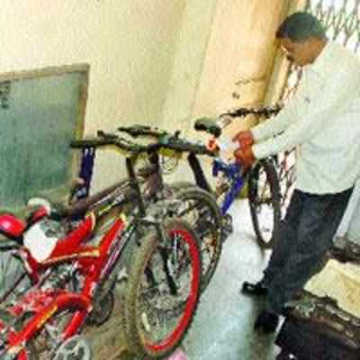 Kurla youth arrested for stealing costly bicycles in Nerul