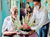 Covid-19: 99-yr-old returns home after virus victory in Kolkata 