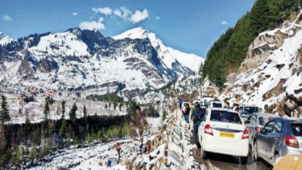 Snow rush jams Manali roads