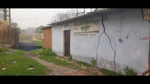 Land subsidence in Kenduadih, cracks appear in three houses