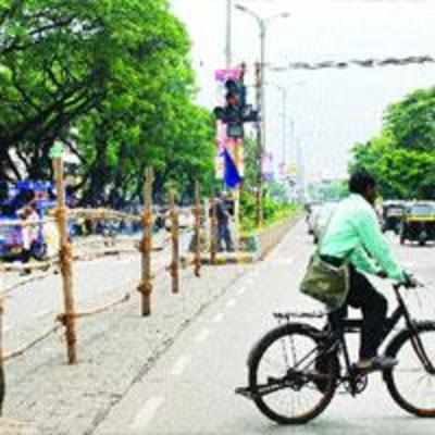 City traffic cops ban entry of vehicles at sector 9 signal, erect barricades