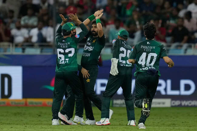 'India ko chhodna nahi' &ndash; Pakistani fan goes viral shaking hands with Haris Rauf ahead of Asia Cup final