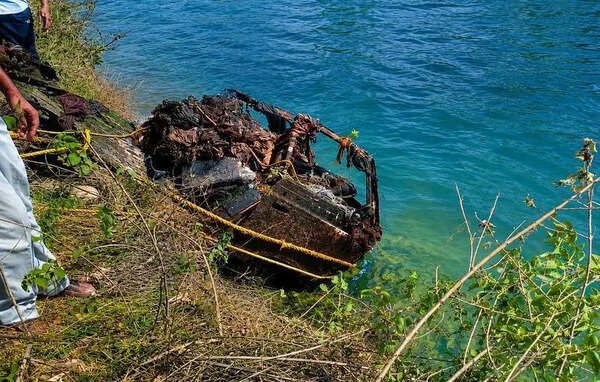 26-year mystery solved by chance discovery of submerged van; families of four missing persons finally get closure; sold off land & shop to keep search alive