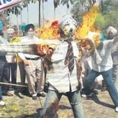 Hockey fans burn KPS Gill's effigy