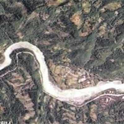 Chinese battle against time to drain quake lake