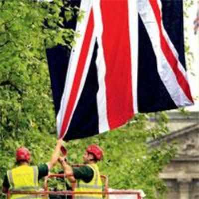 Fans flock, flags flap, but rain threatens royal wedding