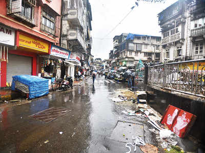 Bhuleshwar market drowns yet again