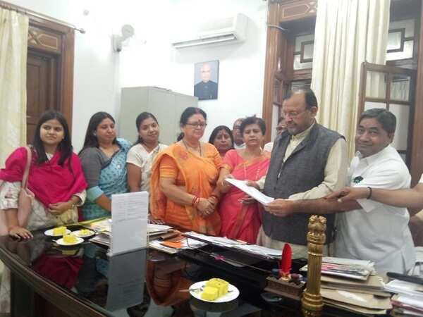 UP mayors give memorandum to guv to implement 74th amendment