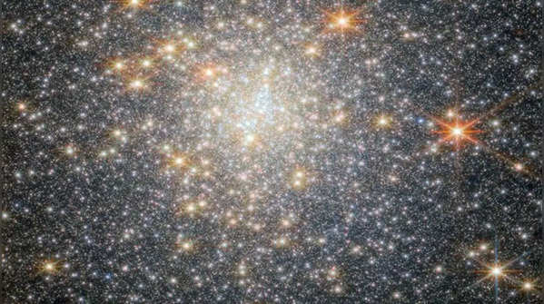 A glittering sphere of ancient stars in the galactic bulge​