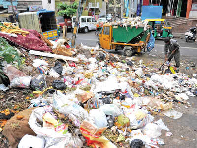 Bengaluru: Garbage Contractors stage protest at BBMP, demand payment for five months