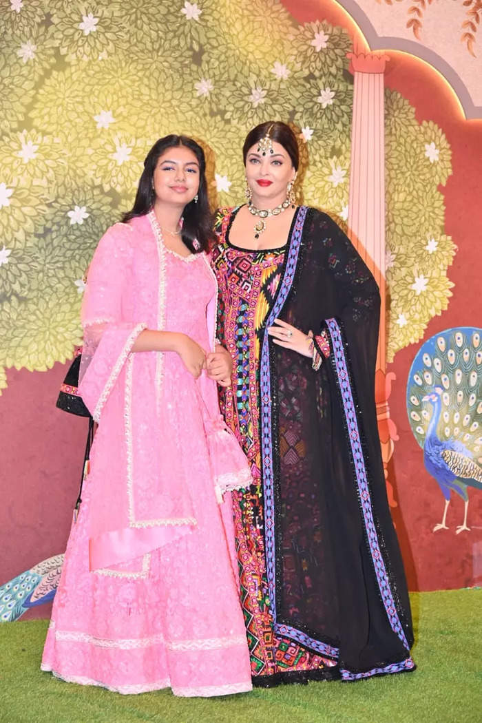 Aishwarya Rai and Aaradhya Bachchan paint a pretty picture on the red carpet