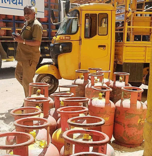 Govt makes commercial LPG cylinders must for weddings