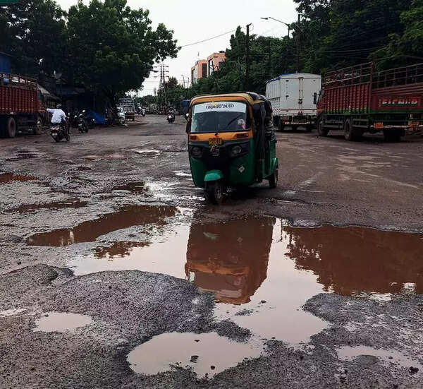 Ahead of puja, dug-up roads put city residents in a fix