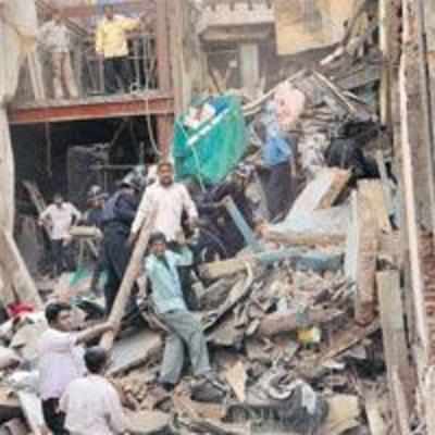 1 dead, 8 hurt as 2 bldgs collapse at Masjid Bunder