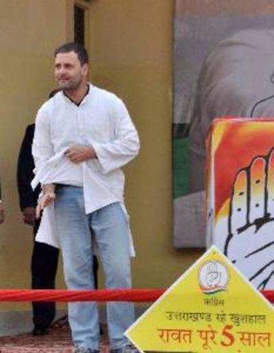 Rahul Gandhi shows torn kurta at rally, Twitter can't stop laughing