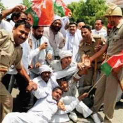 Bandh cripples life in Left-ruled states