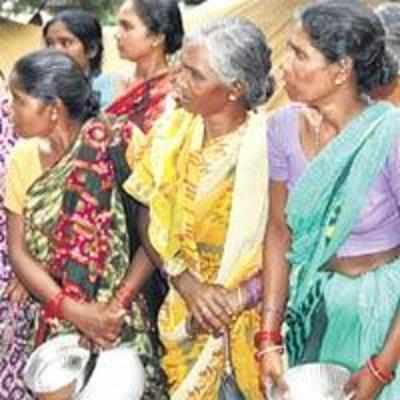 Hungry women try to torch Orissa relief camp