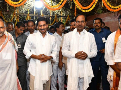 KCR, Jaganmohan Reddy strengthen bond; Agree to solve more issues between AP, Telangana