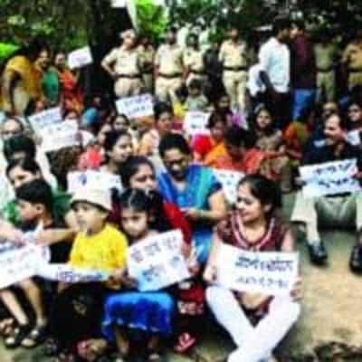 Parents of DAV students protest, refuse to pay deposit amt and admission fees