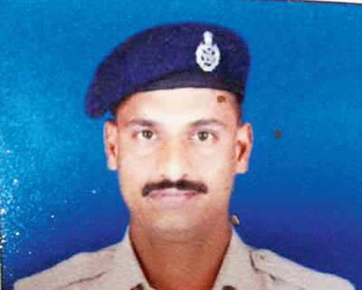 RPF cop pulls man out of death-trap from footboard gap