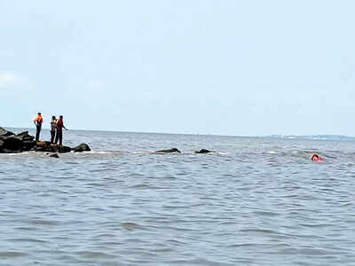 Man drowns off Bandra Bandstand