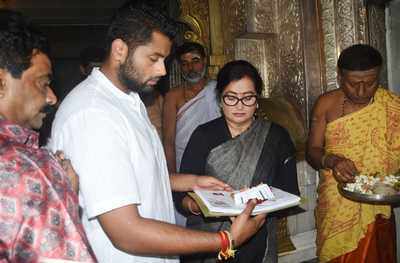 Sumalatha Ambareesh files nomination from Mandya; offers prayers at Chamundeshwari Temple