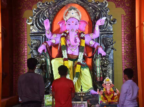 Ganeshotsav 2023 Live: Devotees throng Mumbai's Lalbaugcha Raja, offer ...