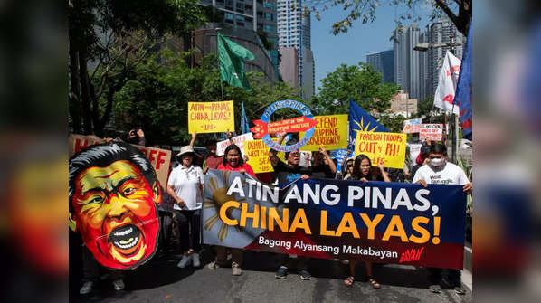 Phillipines protesters chant 'China leave!' 