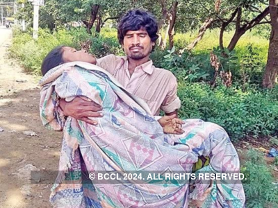 Andhra Pradesh: Ragpicker carries wife's dead body in his arms for funeral