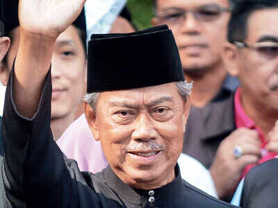 New Malaysia PM sworn in as Mahathir fights on