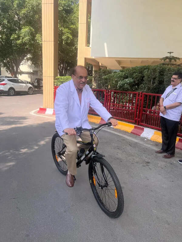 SGPGIMS chief cycles to office, urges staff to save fuel