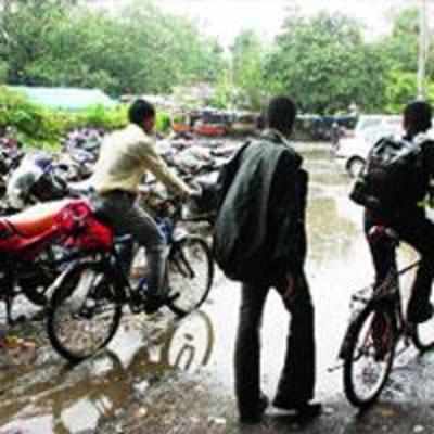 Citizens demand additional parking space at Kalyan station