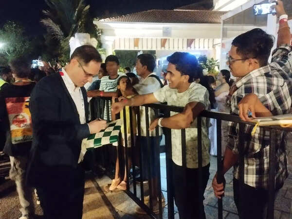 Maha fans journey by road for glimpse of chess heroes