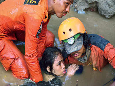 Indonesia tsunami death toll tops 800