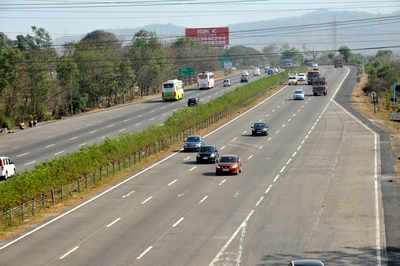 5 killed as car overturns on Pune-Mumbai Expressway