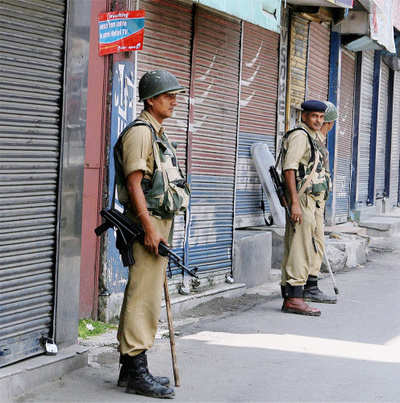 Srinagar: 6 injured in grenade attack on police vehicle