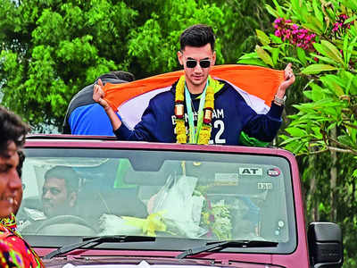 Grand welcome to CWG champ Sen at airport