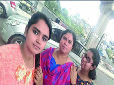 Woman, teen daughters hang themselves to death