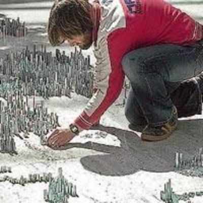 Artist creates New York-style miniature city made of staples