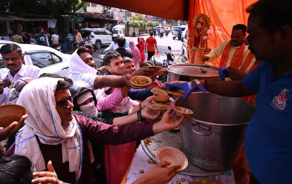 Bhandaras, brotherhood and devotion define sixth Bada Mangal