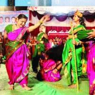 While Gujaratis enjoyed garba, Maharashtrians followed bondla