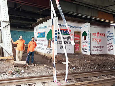 Torn banner of political party lands on overhead electric cable, disrupts Central Railway trains
